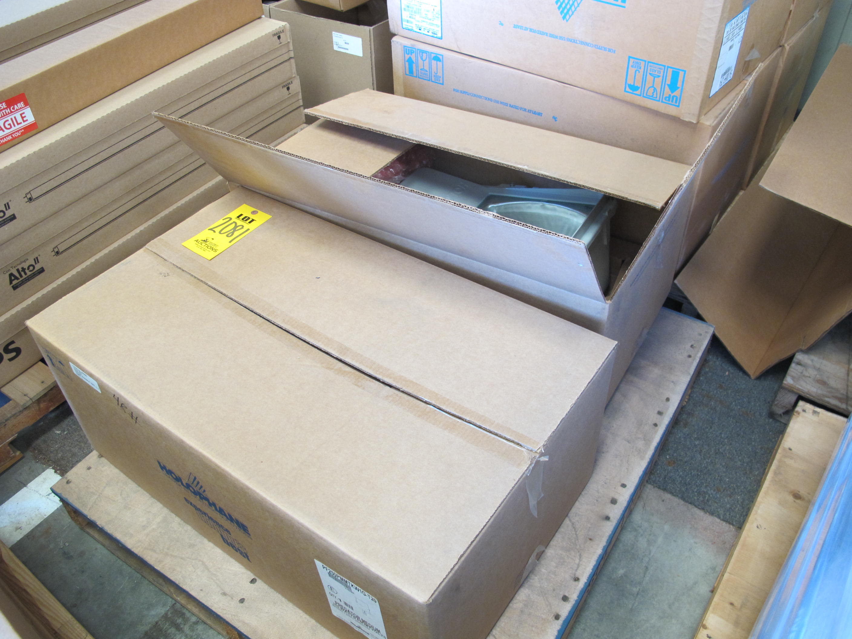 LOT (2) FIXTURES, LIGHTING TYPE, FLOODLIGHT KIND, 120 VAC, 250 WATT PULSE START METAL HALIDE LAMP, 2" O.D. TENON SLIP FIT KNUCKLE FITTER, SWIVEL KNUCKLE, WIDE BEAM DISTRIBUTION, SUITABLE FOR WET LOCATIONS (W-44) LOADING & HANDLING FEE $15-